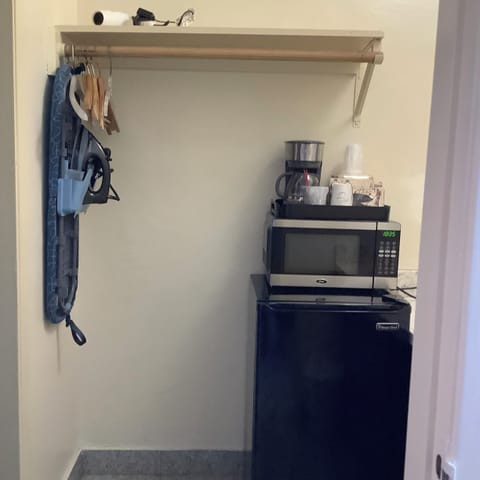 Combined shower/tub, free toiletries, hair dryer, towels