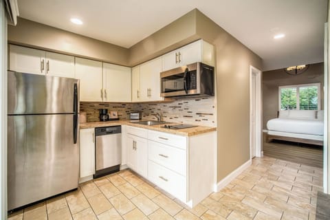 Deluxe Studio Suite | Private kitchen | Full-size fridge, microwave, stovetop, dishwasher
