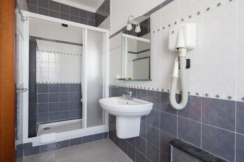 Standard Triple Room | Bathroom | Shower, hair dryer, slippers, towels
