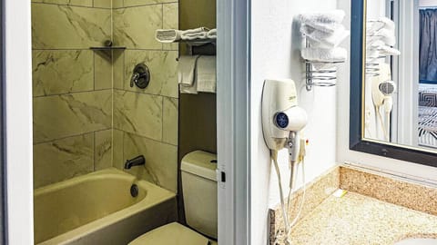 Shower, rainfall showerhead, free toiletries, hair dryer