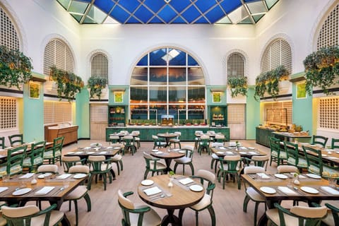 2 restaurants; breakfast, lunch, and dinner served