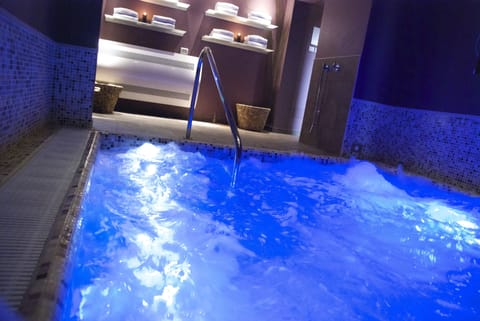 Couples treatment rooms, sauna, hot tub, steam room, Turkish bath