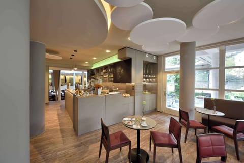Cocktail bar, garden views, open daily