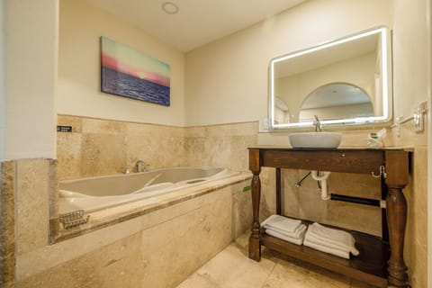 Room, 1 King Bed, Smoking, Jetted Tub | Jetted tub