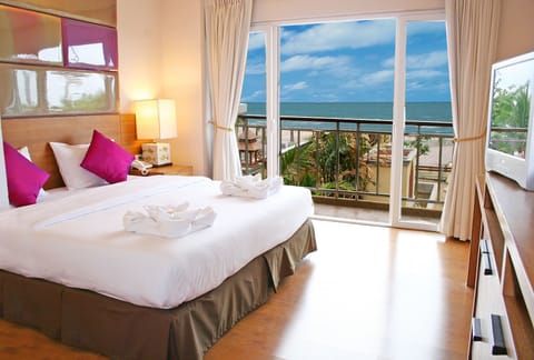 Presidential Suite - No Pets Allowed | Minibar, in-room safe, individually decorated, individually furnished