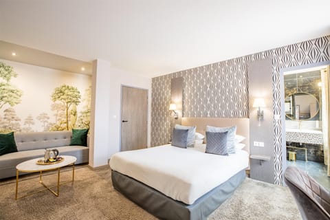 Pillowtop beds, in-room safe, desk, blackout drapes