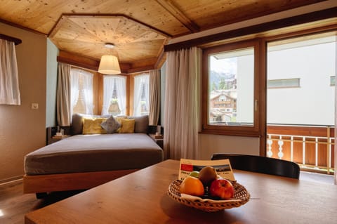 Junior Suite, Balcony | Pillowtop beds, minibar, in-room safe, individually furnished