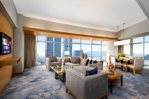 Deluxe Suite | Premium bedding, minibar, in-room safe, desk