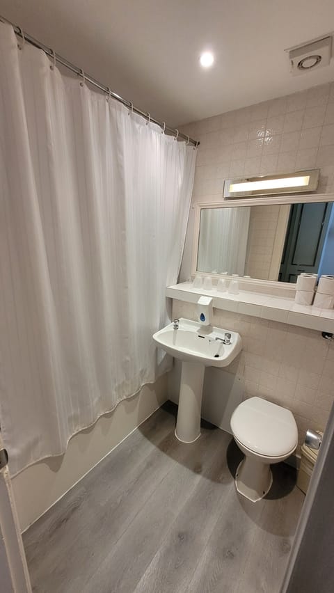 Combined shower/tub, hair dryer, towels