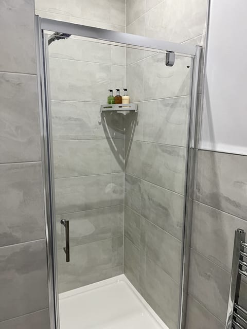 Luxury Double Room, 1 King Bed, Room 5 | Bathroom | Shower, free toiletries, hair dryer, towels