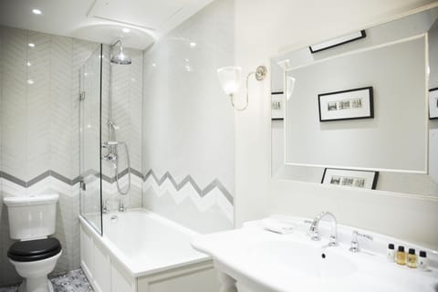 Executive Room, 1 King Bed (located at 4 West Coates) | Bathroom | Designer toiletries, hair dryer, bathrobes, heated floors