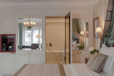 Junior Suite (Avenue) | Premium bedding, free minibar, in-room safe, desk