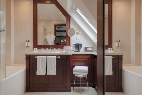 Suite (Imperial) | Bathroom | Hair dryer, bathrobes, slippers, towels