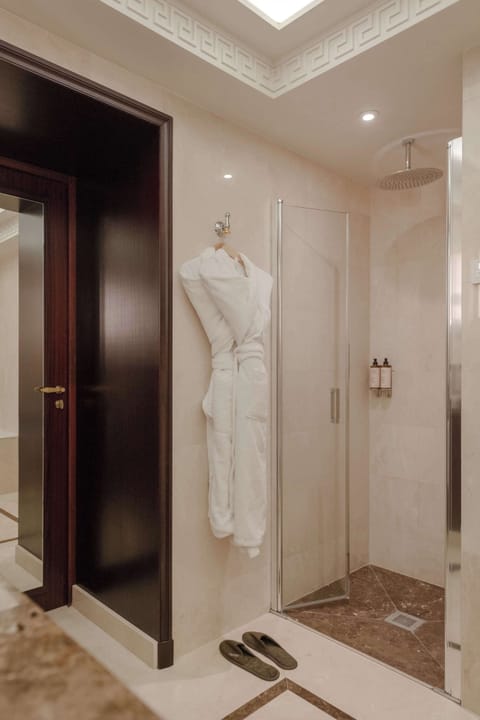 Junior Suite (Avenue) | Premium bedding, free minibar, in-room safe, desk