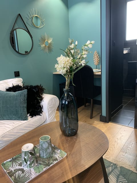 CHAMBRE DOUBLE LUXE | Minibar, in-room safe, desk, blackout drapes