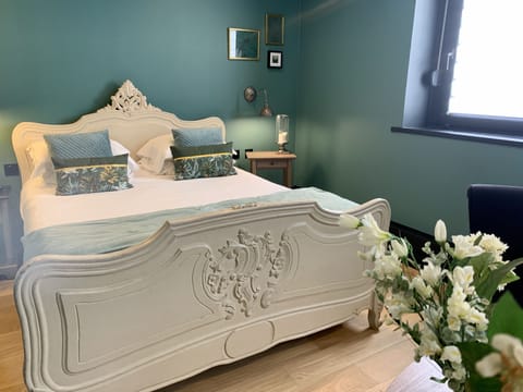 CHAMBRE DOUBLE LUXE | Minibar, in-room safe, desk, blackout drapes