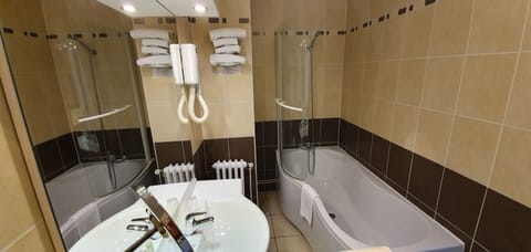 Rainfall showerhead, hair dryer, towels, shampoo