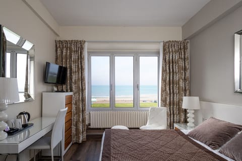 Double Room, Sea View | Minibar, in-room safe, desk, blackout drapes