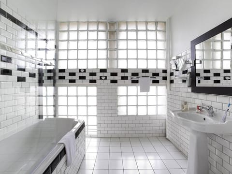 Premium bedding, desk, blackout drapes, soundproofing