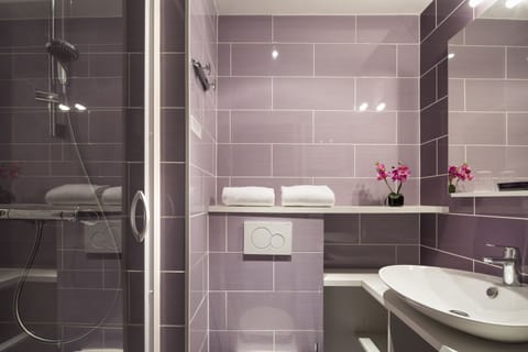 Comfort Twin Room, 2 Twin Beds | Bathroom | Towels