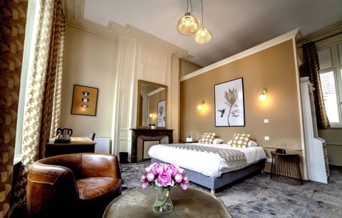 Luxury Room, 1 King Bed, Non Smoking | In-room safe, desk, soundproofing, free WiFi