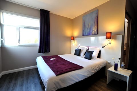 Desk, soundproofing, iron/ironing board, free WiFi