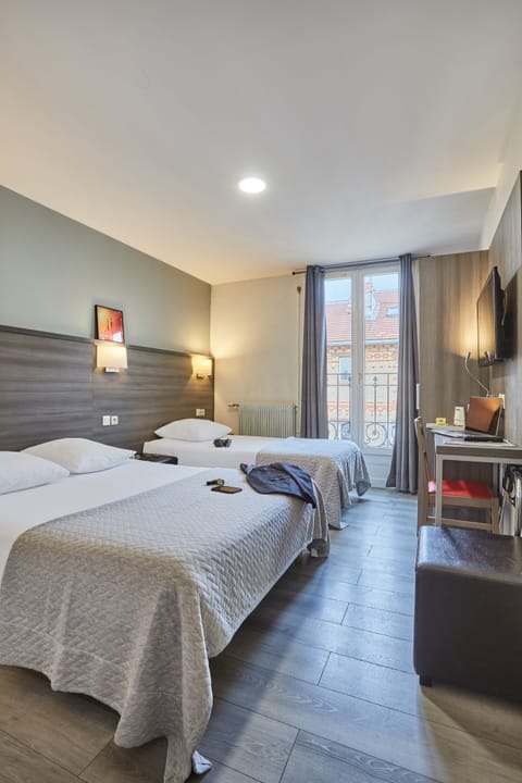 Triple Room | Desk, blackout drapes, soundproofing, iron/ironing board