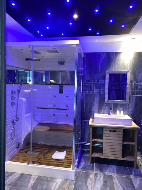 Apartment (jacuzzi) | Bathroom | Shower, free toiletries, hair dryer, towels