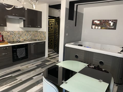 Apartment (jacuzzi) | Private kitchen