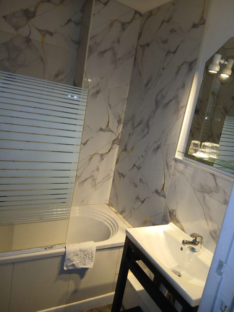 Superior Room | Bathroom | Shower, free toiletries, hair dryer, towels