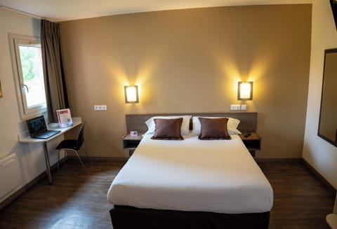 Double Room | Desk, blackout drapes, soundproofing, iron/ironing board