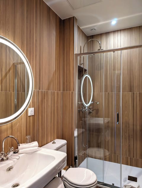 Room, 1 Double Bed | Bathroom | Free toiletries, hair dryer, towels, soap