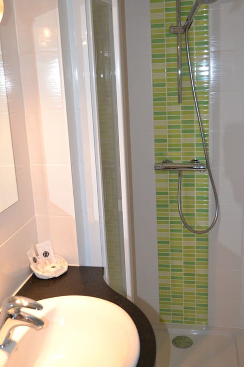 Economy Double Room | Bathroom | Hair dryer, towels, soap, shampoo