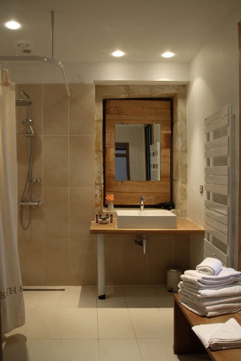 Les Classiques Quadruples | Hypo-allergenic bedding, minibar, in-room safe, individually decorated