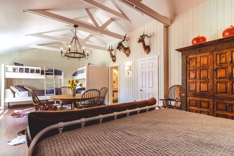 The Bunk House | Soundproofing, free WiFi, bed sheets, alarm clocks