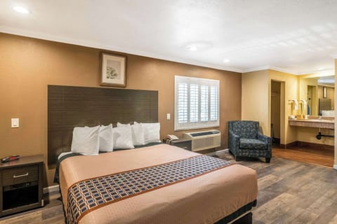 Deluxe Room, 1 King Bed, Non Smoking | Pillowtop beds, desk, soundproofing, iron/ironing board