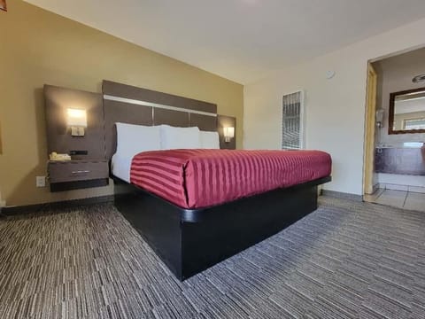 Room, 1 King Bed, Non Smoking | Iron/ironing board, cribs (surcharge), rollaway beds (surcharge)