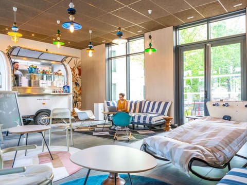 2 restaurants; breakfast, lunch, dinner, and brunch served
