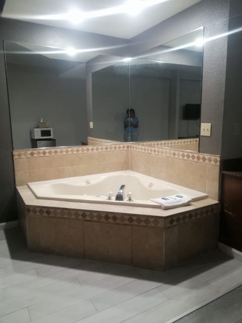 Standard Suite, 1 King Bed, Smoking, Jetted Tub | Desk, free WiFi, bed sheets