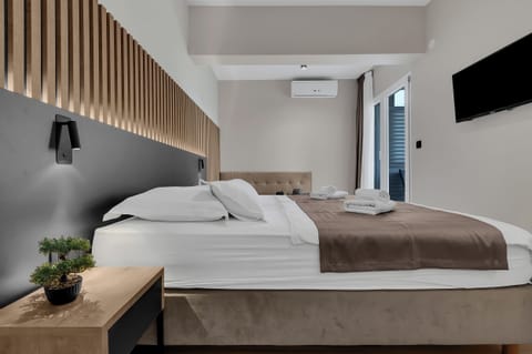 Standard Double or Twin Room | In-room safe, desk, blackout drapes, bed sheets