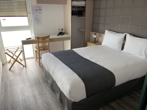 Standard Double Room | Desk, soundproofing, bed sheets