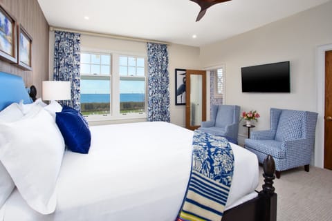 Superior Room, 1 King Bed | Egyptian cotton sheets, premium bedding, pillowtop beds, in-room safe