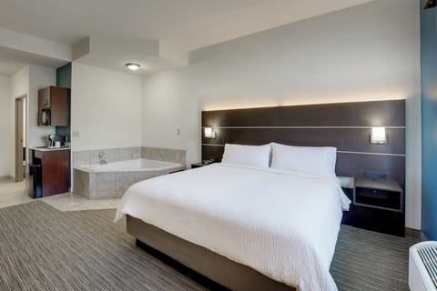 Standard Room, 1 King Bed, Jetted Tub | Desk, laptop workspace, blackout drapes, soundproofing