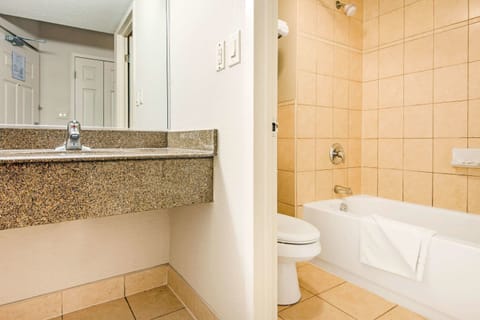 Combined shower/tub, hair dryer, towels