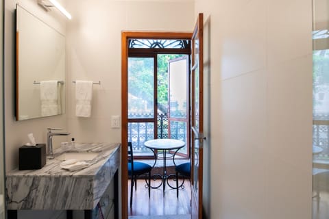 Superior Room, 1 King Bed, City View | Bathroom | Free toiletries, hair dryer, slippers, towels