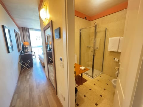 Frette Italian sheets, hypo-allergenic bedding, Select Comfort beds