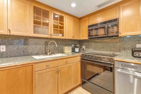 Fridge, coffee/tea maker