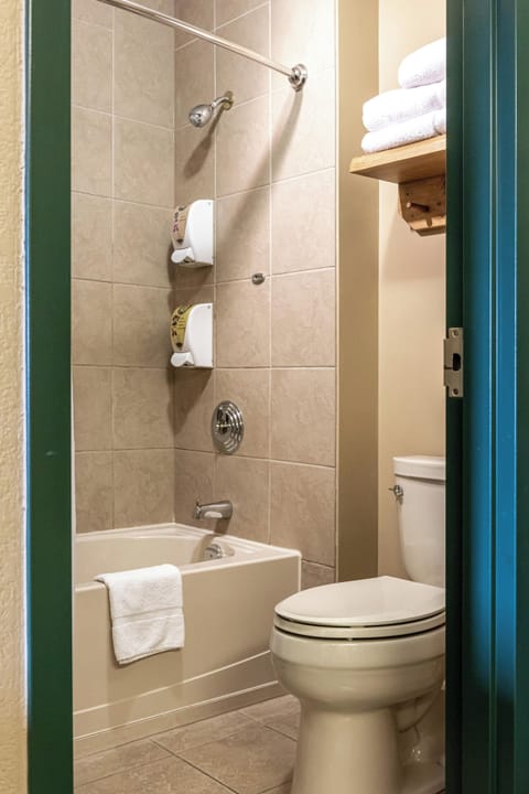 Suite (KidKamp) | Bathroom | Combined shower/tub, hair dryer, towels