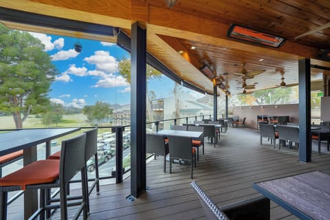 Golf course views, serves lunch, dinner, and happy hour