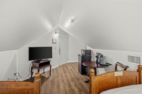 Basic Room, 2 Twin Beds, Non Smoking | Individually decorated, individually furnished, iron/ironing board